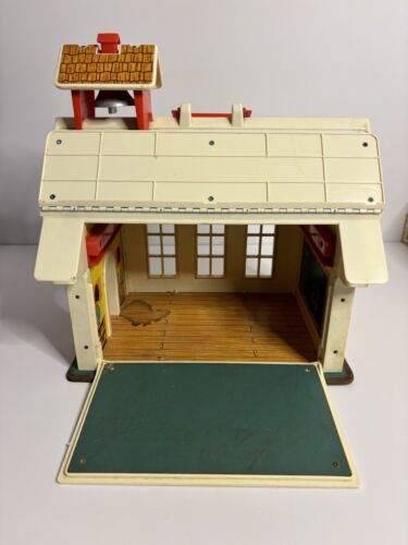 VINTAGE 1971 FISHER-PRICE LITTLE PEOPLE PLAY FAMILY SCHOOL #923 - No Accessories