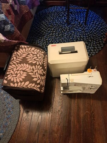 Bernina 1260 Quilter's Sewing Machine w/ Hard Case, Travel Case, and Pedal