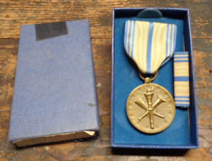 Vietnam War vintage US Army Reserve uniform medal & ribbon w/ presentation box