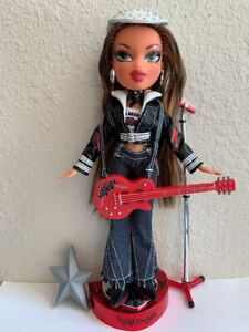 Bratz Girlz Girl Rock Angelz Yasmin Doll Guitar Microphone Brush & Display Stand