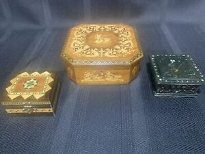 THREE OLD VINTAGE WOODEN JEWELRY BOXES WITH LIDS