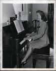 1947 Press Photo Mrs Zoe Ann Olsen at the piano - nex78549