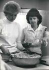 1989 Press Photo Preparing food in Ozaukee County jail kitchen - mjb62607