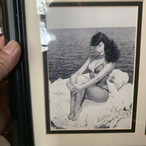 New ListingBETTIE PAGE  signed autographed. Miss Pinup