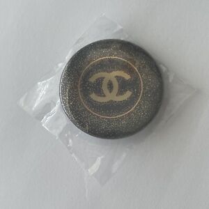CHANEL Parfums VIP GIFT Black & Gold CC Logo Round Pin Brooch - New Sealed