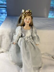 New ListingAvon Cinderella 1984 Fairytale Doll 10” Porcelain With Stand.