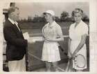 1940 Press Photo Tennis pros Alice Marble & Louise Brough before their match, NY