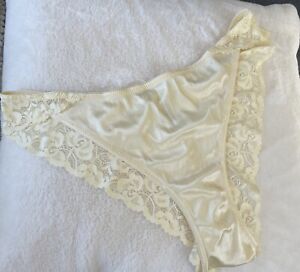 VTG Maidenform Ivory  Satin Floral Lace  Panties SZ 9