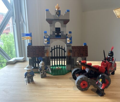 LEGO Castle: The Gatehouse Raid (70402) - With All Minifigures.