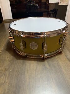 PDP By DW Concept Maple snare drum Satin Olive.   14 “ / 5.5”
