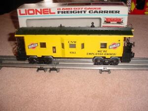 LIONEL LIGHTED BAY WINDOW CABOOSE # 9361 - CHICAGO NORTH WESTERN      0-027