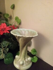 Beautiful Vintage /Antique American Art Pottery Unmarked Vase Olive Green Color
