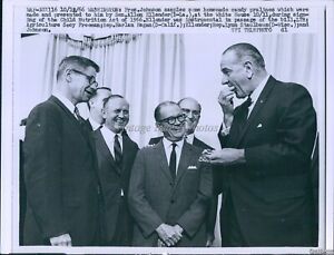 1966 Pres Johnson Samples Sen Ellenders Candy Pralines Politics Wirephoto 7X9
