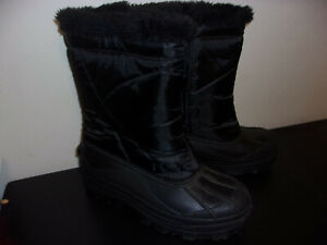 WOMAN'S SZ 8 BLACK WITH FAUX AROUND TOP SNOW BOOTS SNOWBOOTS ZIP UP FALL WINTER