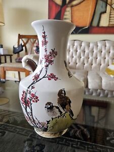 Large Chinese Famille Rose Porcelain Vase (20th century)