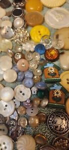 Mixed lot of over 2500 Estate Sale buttons (over 4 lbs)