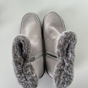 Khombu Women's Winter Boots  Furry Interior  Beige Size 8 M