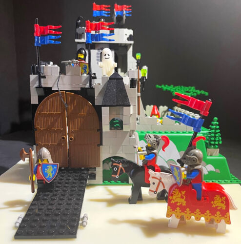 LEGO System #6081. King's Mountain Fortress. Complete. Instructions & Box Panels