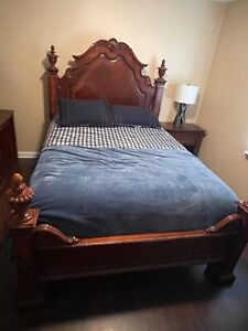 Solid wood bedroom set queen in great condition
