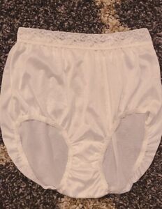 1990's Woman's Vintage Hanes 100% nylon panties w/tags (Wide Lace) size 6-10