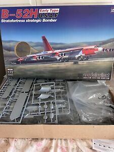 Modelcollect UA72208 - 1:72 B-52H Early Type Bomber Kit (w/ Eduard PE)(Read Note