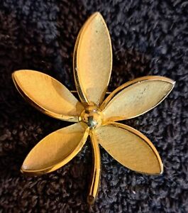 Gorgeous Vintage Classic Trifari Gold Tone Flower Brooch