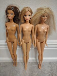 New ListingMATTEL BARBIE Lot of 3 Barbie dolls manufactured in 1999