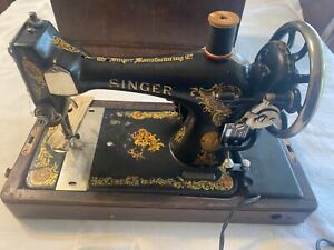 New ListingBeautiful Vintage Singer Sewing Machine-Excellent Condition