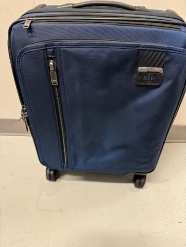 Tumi Merge International Carry On Luggage Expandadle  NAVY BLUE
