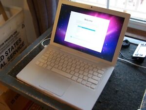 Apple MacBook A1181 13 inch Laptop 2.16GHZ 2GBRAM 160GB HD, DVD