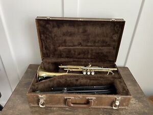 Vintage Getzen 300 Series Student Trumpet With Original Case + Music Stand  !!