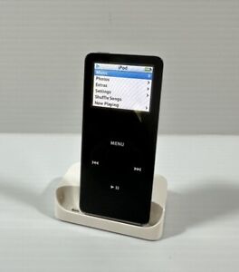 Apple iPod Nano 1st Gen A1137 2GB Black with Charging Dock
