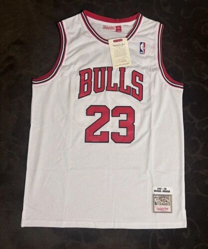 New ListingChicago Bulls 1997-98 Michael Jordan White Jersey - Size XL