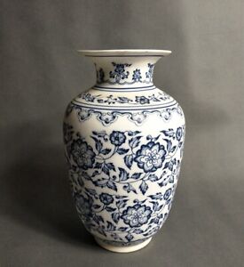 New ListingChinese old Blue and white porcelain Painted Pattern auspicious vase