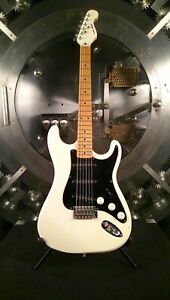 State of the Art Stratocaster 80s - White Electric Guitar w/ Wayfinder Gig Bag