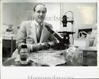 1983 Press Photo Richard Seed examines samples at his laboratory in Chicago