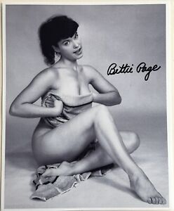 BETTIE PAGE (1923-2008) QUEEN OF PINUPS  SIGNED 8X10 COA NAKED WITH TOWEL PHOTO