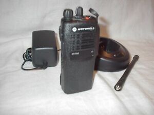 MOTOROLA HT750 ANALOG VHF PORTABLE  4CH 5W 136-174 MHZ  W/ RAPID CHG
