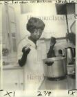 1977 Press Photo Bessie Gray cooking for students at Kappa Sorority house