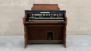 Hammond H-395 Mediterranean Organ in Oak