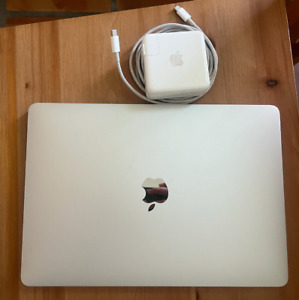 MacBook Pro TouchBar, 13 inch, 2019, Four Thunderbolt 3 port, 13 inch 2,4 GHz i5