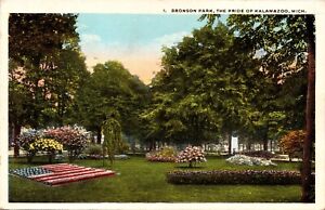 Bronson Park Kalamazoo Michigan White Border Vintage H.H. Hamm Postcard 10F