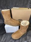 UGG W Classic Short II Cold Weather / Snow Boots - Size 9 - PreOwned