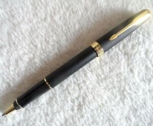 Outstanding Parker Sonnet Series Matte Black/Gold Clip 0.5mm Nib Rollerball Pen