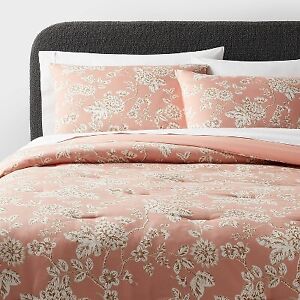 Full/Queen Traditional Floral Print Comforter and Sham Set Light Pink -