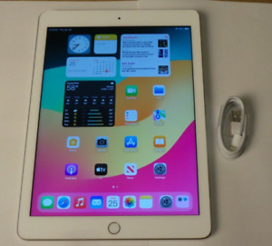 Apple iPad 6th Gen. 32GB, Wi-Fi, 9.7in - Silver - Works Great