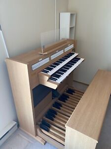 Roland Classic Pedal Organ C-330. Light Oak. Excellent condition