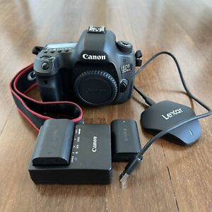 Canon 5DS R DSLR Body + Batteries, Charger, memory card 5DSR 5D SR