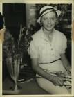 1940 Press Photo American tennis player Alice Marble holding her tennis racquets