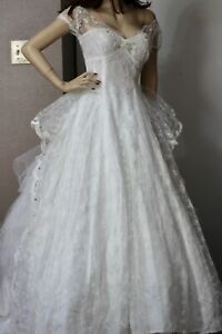 Vintage Stunning 1950s Lace, Tulle Wedding Gown, cap sleeves